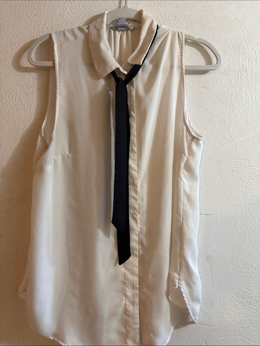 H&M Cream Sleeveless Blouse with Black Neck Tie
